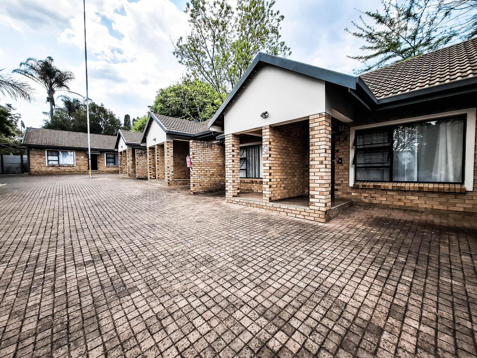 B at home Pensión Piet Retief Exterior foto